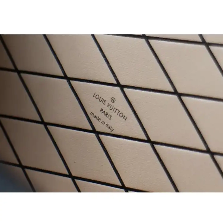 Fashion Reps 206B570006 Bags LV 0508